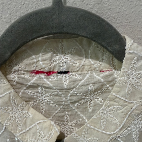 Elegant Cream Lace Vest - Picture 2 of 6